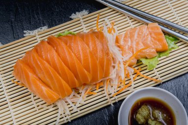 Taze somon balığı bambu plaka, Japon yemekleri set salataya kadar kapatın.