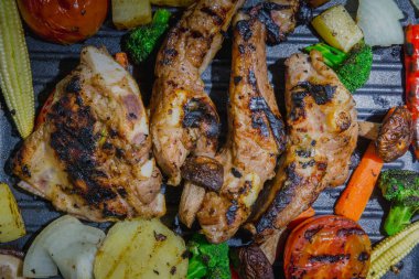 Siyah ızgara Tavada kavrulmuş sebze ile Domuz kaburga ızgara. Scorched gıda kanser nedenleri.