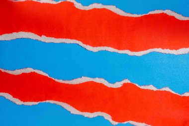 Mavi kağıt ve metin kopya alanı kenarları kırmızı yırtık kağıt. Fikir tasarım arka plan veya duvar kağıdı kullanarak.