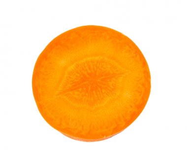 Beyaz arkaplanda izole edilmiş taze havuç diliminin üst görünümünü kapat, Dosya kırpma yolu içerir.