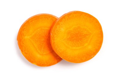 Beyaz arkaplanda izole edilmiş taze iki havuç diliminin üst görünümünü kapat, Dosya kırpma yolu içerir.