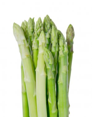 Beyaz arka plan üzerinde izole taze yeşil kuşkonmaz kapatın. Dosyada, kırpma yolu.