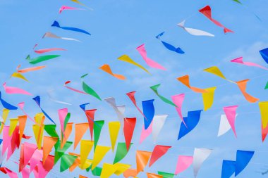 blue sky için kutlama parti gökkuşağı bayrakları çok renkli