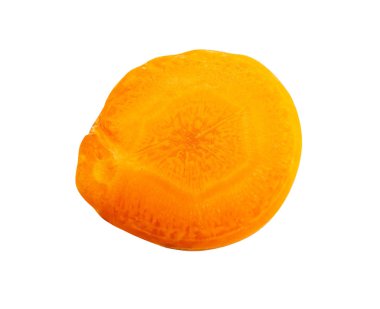 Beyaz arkaplanda izole edilmiş taze havuç diliminin üst görünümünü kapat, Dosya kırpma yolu içerir.