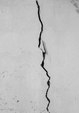 Kırık, dikey görüntüsü olan beyaz beton duvarı kapat