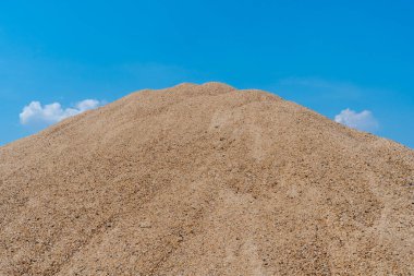 Mavi gökyüzü arka planında kum tepeleri