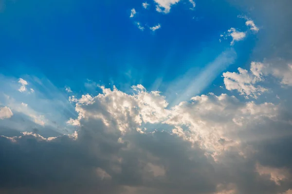 Blauwe Lucht Met Wolken Zon Schijnt Helder Dag — Stockfoto