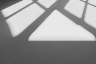 Pencerenin sabah ışığında beyaz duvar dokusu arka planında soyut gölgesi