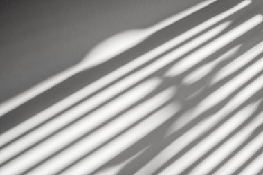 Beyaz beton duvar dokusu arka planında soyut gölge bataryası ve sabah ışığı