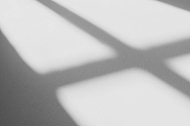 Pencerenin sabah ışığında beyaz duvar dokusu arka planında soyut gölgesi