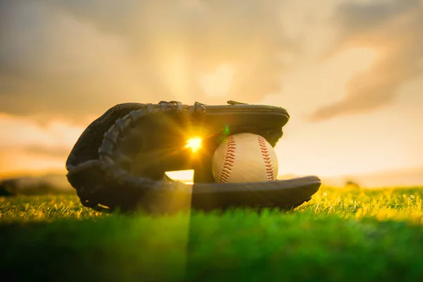 Baseboll Handske Gräsmattan Vid Solnedgången Kvällen Med Solstråle Och Linsljus — Stockfoto