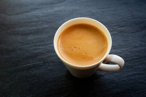 Cierre Una Taza Café Caliente Con Crema Espuma Tablero Piedra —  Fotos de Stock