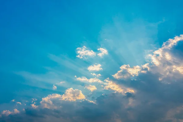 Γαλάζιος Ουρανός Σύννεφα Και Ήλιο Λάμπει Φωτεινά Στην Ημέρα — Φωτογραφία Αρχείου