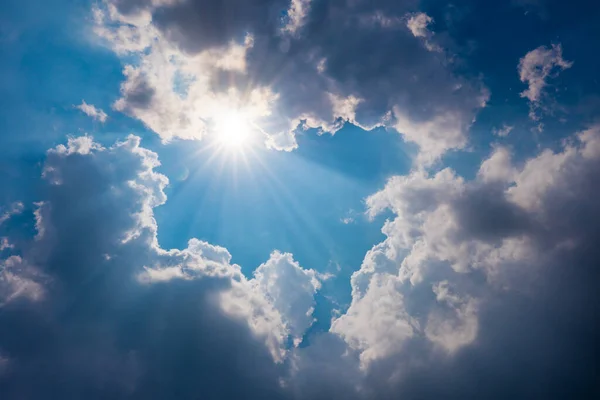 Blauwe Lucht Met Wolken Zon Schijnt Helder Dag — Stockfoto