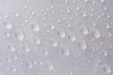 Beyaz kağıt arkaplanda yağmur damlaları