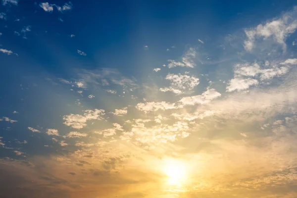 Blauwe Lucht Wolken Ochtend Met Zonnestralen — Stockfoto