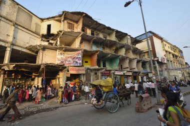 Terk edilmiş yıkılmış bina 