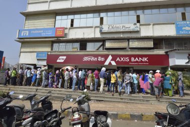 Para çekme ve para yatırma yaşlı insanlar bekleyen dışında banka Mumbai, Maharashtra, Hindistan Hint Döviz Alım Demonetizes