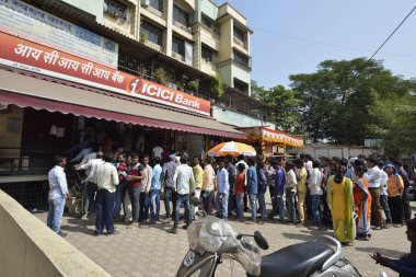 Para çekme ve para yatırma yaşlı insanlar bekleyen dışında banka Mumbai, Maharashtra, Hindistan Hint Döviz Alım Demonetizes