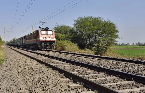 Train indien longue distance à l'approche de la gare — Photo