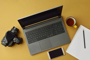 Kamera, akıllı telefon ve defter ile Laptop en iyi görünümü