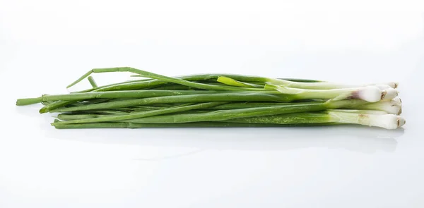 Beyaz Arka Plan Üzerinde Izole Taze Yeşil Taze Soğan — Stok fotoğraf