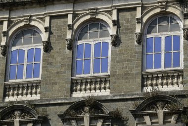 Mimari: in yuvarlak kemerli pencere eşiği ile cam cam kapat