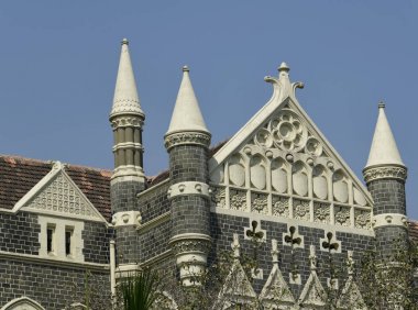 Mimarlık: kadar yakın bir binanın çatı kiremitleri ve taş duvar yakınındaki Mumbai, Hindistan
