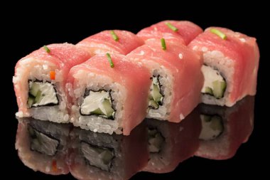 Ton balıklı suşi.