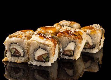 Suşi siyah arkaplanda ayarlandı