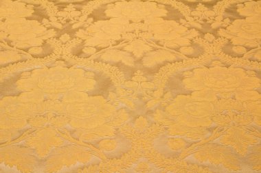 Güzel, parlak bir kumaş üzerinde sarı buketler