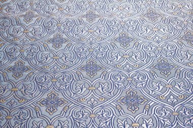 Altın ve gümüş ipliklerle dokunmuş büyük ipek kumaş.