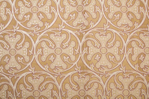 Pahalı bir kumaş ve haç şeklinde bir süs.