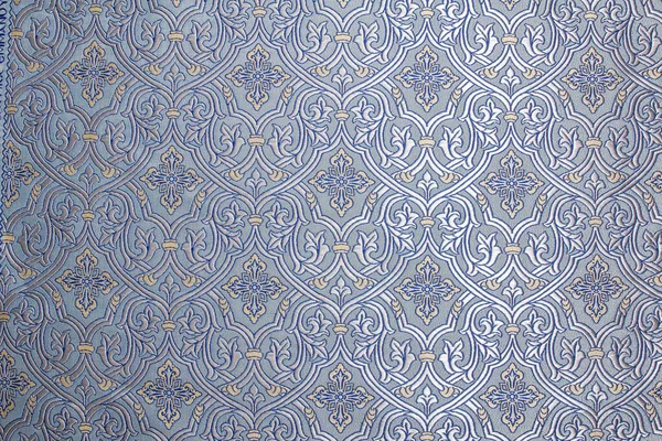 Altın ve gümüş ipliklerle dokunmuş büyük ipek kumaş.