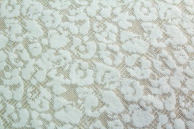 Beyaz çiçek şeklinde yapay kürk.