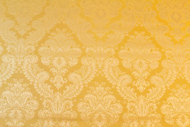 Brocade, tekstil ve mobilya döşemesi üretiminin yanı sıra terzilik için de kullanılan evrensel bir kumaştır.