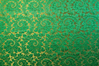 Brocade, tekstil ve mobilya döşemesi üretiminin yanı sıra terzilik için de kullanılan evrensel bir kumaştır.