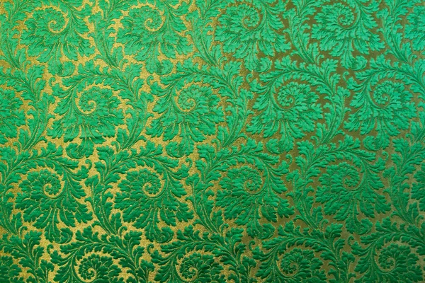 Brocade, tekstil ve mobilya döşemesi üretiminin yanı sıra terzilik için de kullanılan evrensel bir kumaştır.