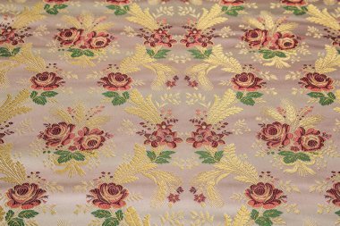 Brocade, tekstil ve mobilya döşemesi üretiminin yanı sıra terzilik için de kullanılan evrensel bir kumaştır.