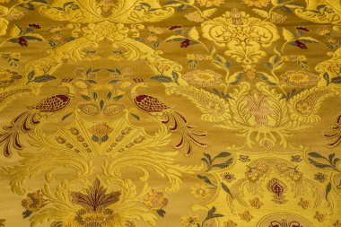 Brocade, tekstil ve mobilya döşemesi üretiminin yanı sıra terzilik için de kullanılan evrensel bir kumaştır.