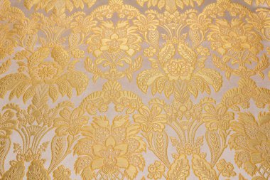 Beyaz arka planda altın çiçekli brokar.