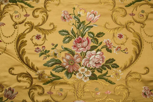 Brocade, tekstil ve mobilya döşemesi üretiminin yanı sıra terzilik için de kullanılan evrensel bir kumaştır.