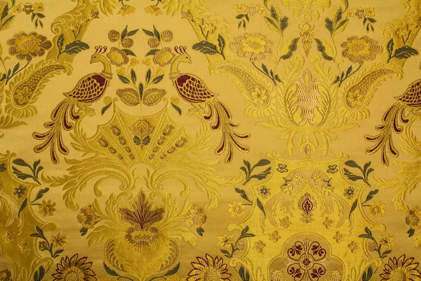 Brocade, tekstil ve mobilya döşemesi üretiminin yanı sıra terzilik için de kullanılan evrensel bir kumaştır.