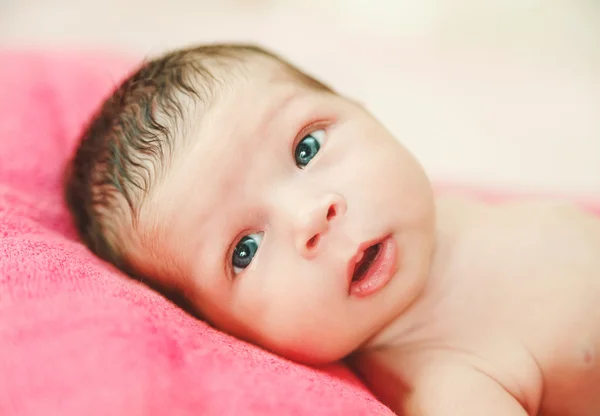 Cara de bebê bonito recém-nascido.Interessante olho.Foco seletivo . — Fotografia de Stock
