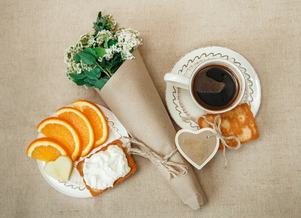 Top view.healthy organic breakfast.cup og Kaffee, geschnittene Orange, Keks mit Hüttenkäse.Wunschkarte — Stockfoto
