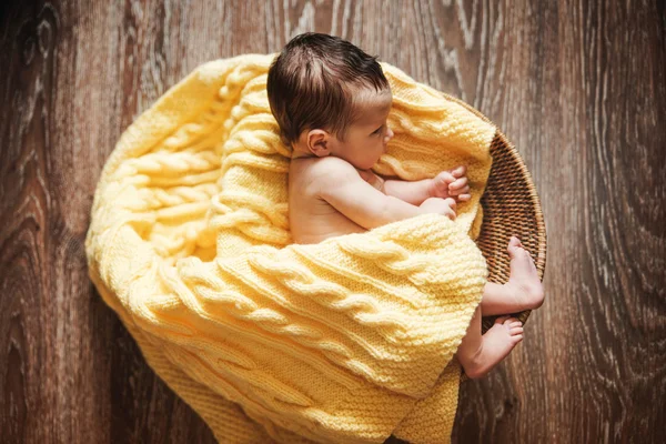 Újszülött baba lány van a Rattan kosár kötött szőnyeg. — Stock Fotó