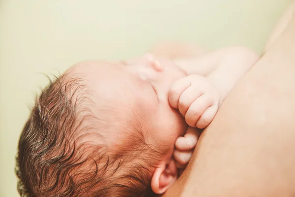 刚出生的婴儿小碰手脸的一部分. — 图库照片