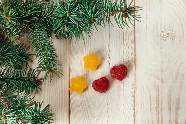 Sfondo da albero di Natale e giocattoli gialli e rossi giuggiola — Foto Stock