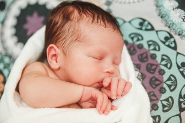 Slipping.Sweat Dreams.Cute bak küçük el ile yeni doğan bebek olduğunu.