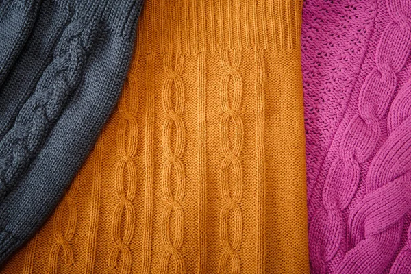 Jaune ; rose et gris Articles tricotés avec des tresses et des motifs. — Photo